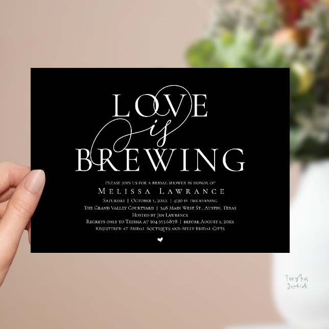 Invitación de Despedida de Soltera con Letra Elega (Love Is Brewing Elegant Script Bridal Shower Invitation Card Beer Wine Bar in Classy Black)