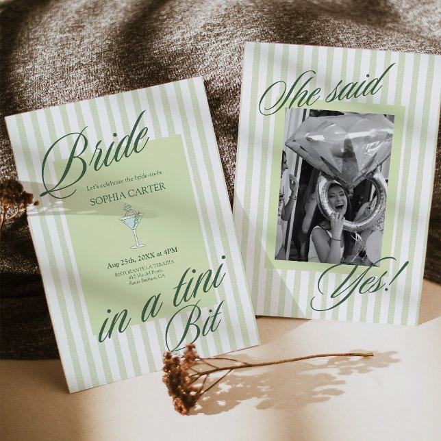 Invitación de despedida de soltera 'Novia en un po (Bride in a Tini Bit Bachelorette Party Invitation)
