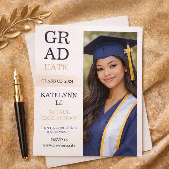 Invitación de diseño moderno dividido (Modern split layout graduation announcement with bold stacked headline and portrait panel)
