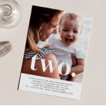 Invitación de dos primeros cumpleaños de la foto<br><div class="desc">Una simple invitación al segundo cumpleaños con tu propia foto y las palabras 'dos.' por encima.</div>