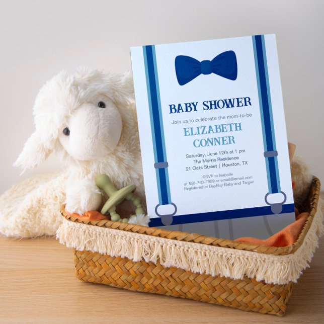 Invitación de ducha de niño pequeño y pequeño con  (Cute Baby Boy Bow-tie Suspenders Shower Invitation)