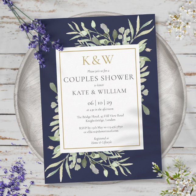 Invitación de ducha de parejas azul marino con mon (Gold Monogram Greenery Navy Blue Couples Shower Invitation)