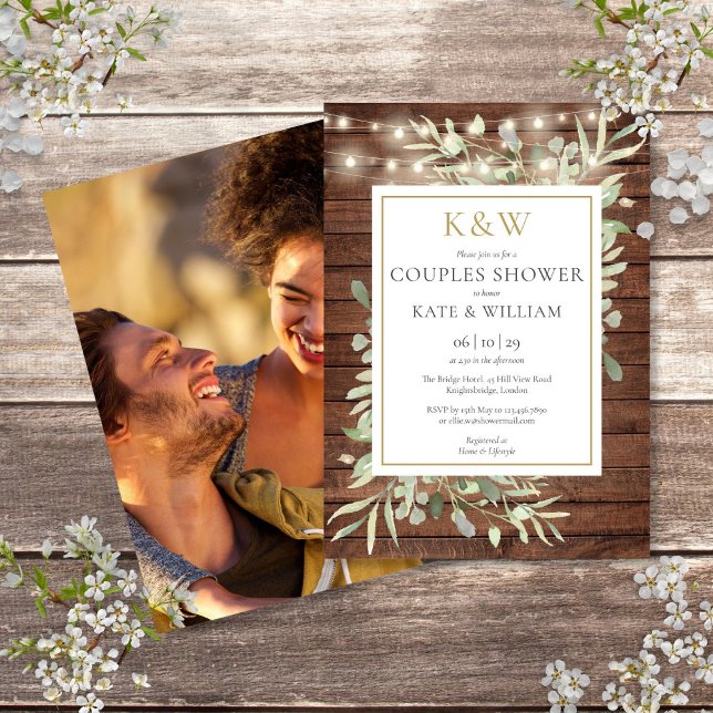 Invitación de ducha de parejas con monograma dorad (Rustic Gold Monogram Greenery Photo Couples Shower Invitation)