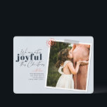 Invitación de Embarazo Azul Extra Joyful<br><div class="desc">Una tarjeta de vacaciones moderna con un mensaje que dice "Estamos extra alegres con estos Navidades",  perfecta para anunciar el embarazo de su familia. Personaliza con tus nombres,  imagen favorita y un mensaje corto. Imagen azul de color de Jessica Rockowits en Unsplash</div>