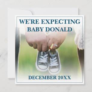 Invitación de embarazo con zapatos para bebé