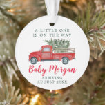 Invitación de embarazo de bebé Ornamento de Navida<br><div class="desc">Una pequeña está en camino a la invitación de embarazo adorno navideño. El bebé viene pronto regalo de vacaciones. Camión rojo vintage con ilustracion de árbol de Navidad. Edite fácilmente toda la información.</div>