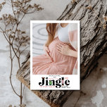 Invitación de embarazo de bebé retro fotográfico<br><div class="desc">Comparte tus noticias alegres con un toque de encanto festivo usando nuestra Invitación de fotos de Navidades de embarazo. Esta carta deliciosa incluye una foto personal, enmarcada con gusto para mostrar a su creciente familia. El diseño incorpora elementos festivos como árboles de Navidad, copos de nieve o acentos de vacaciones,...</div>