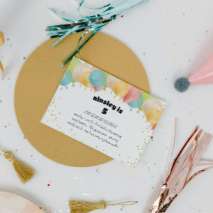 Invitación de fiesta con globos festivos
