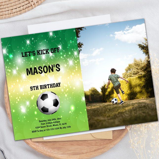 Invitación de Fiesta de fútbol brillante (Ball in Center Shine Soccer Birthday Photo Invitation)