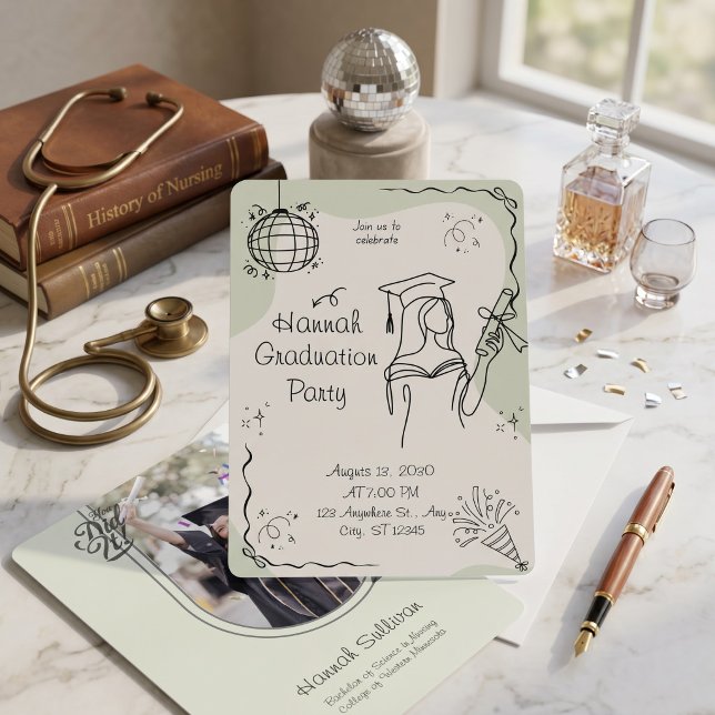 Invitación de fiesta de graduación con arco verde  (Hand Drawn Sage Green Arch Photo Graduation Party Invitation)