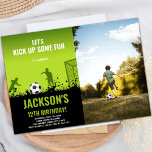 Invitación de Fiesta deportivo infantil personaliz<br><div class="desc">¡Celebra como campeón con nuestra invitación al cumpleaños del fútbol verde y negro! Con un diseño atrevido de temática futbolística con zona de foto de personalizable,  esta invitación es perfecta para jóvenes estrellas de fútbol. Personalice fácilmente para una emocionante celebración de cumpleaños llena de acción.</div>