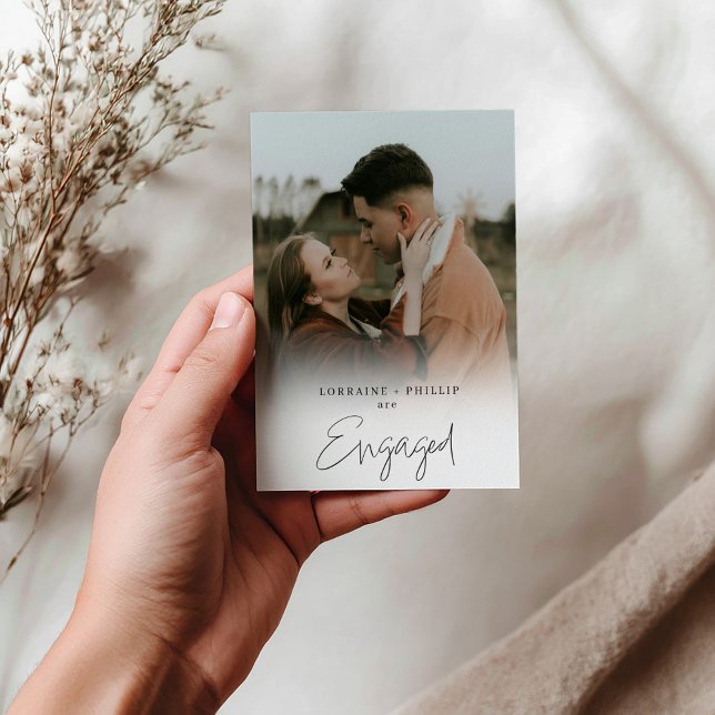 Invitación de Foto Clásica “Estamos Comprometidos” (“We’re Engaged” Photo Invitation with White Gradient. Featuring your favorite engagement photo)