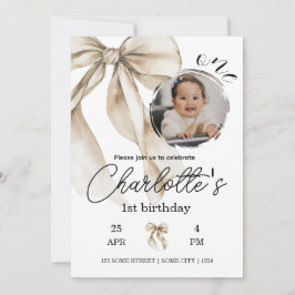 Invitación de foto con lazo beige para primer cump