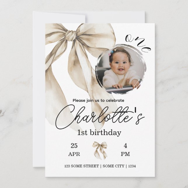 Invitación de foto con lazo beige para primer cump (Anverso)