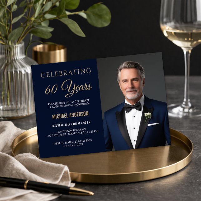 Invitación de Foto de Cumpleaños 60 Moderno (Modern navy and gold 60th birthday invitation with clean, elegant photo layout)