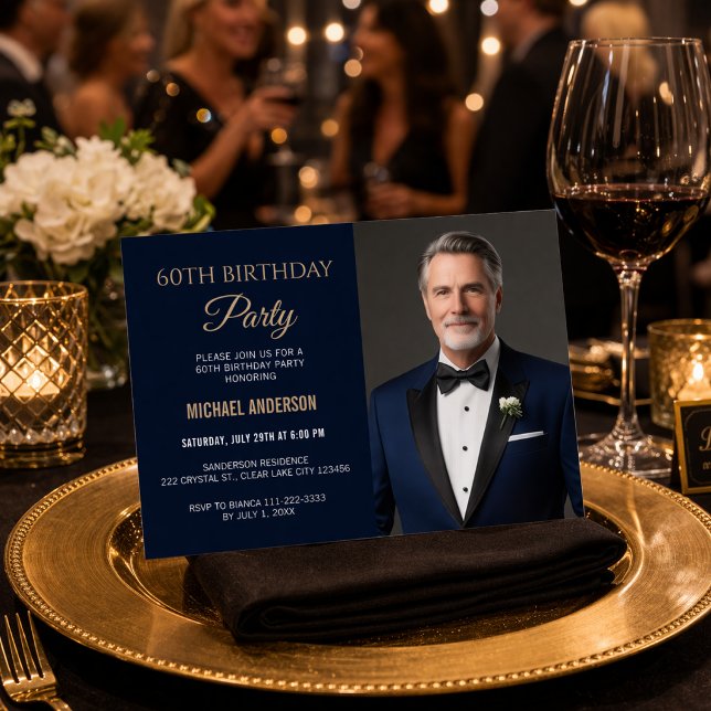 Invitación de Foto de Fiesta de Cumpleaños número  (Navy and gold 60th birthday party invitation with elegant photo layout)