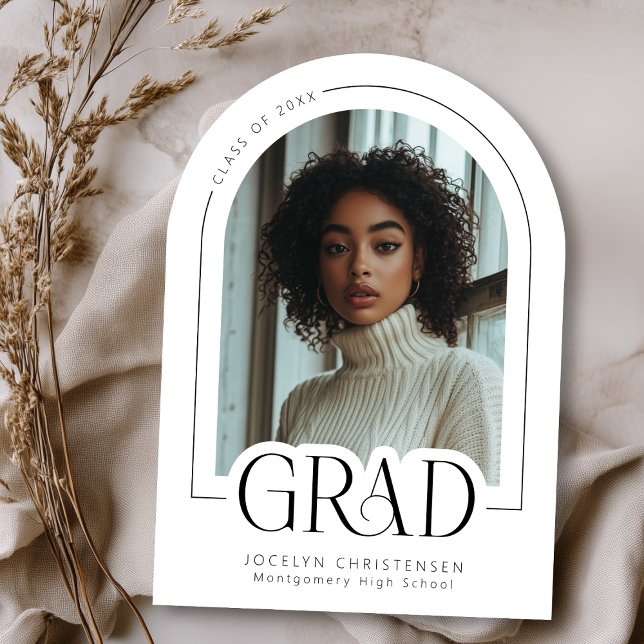 Invitación de foto de grado mínimo de color blanco (Shown on a 5" x 7" invitation with arch corner type)