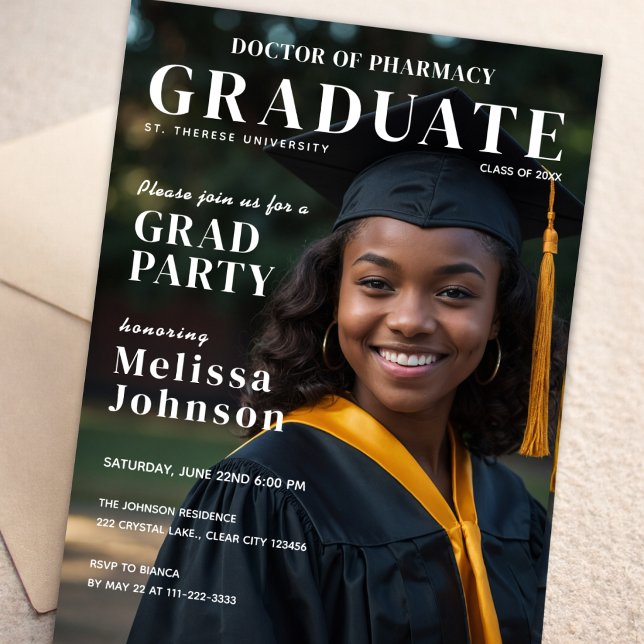 Invitación de Foto de Graduación Editorial (Crisp photo graduation invite showcasing modern typography and clean design)