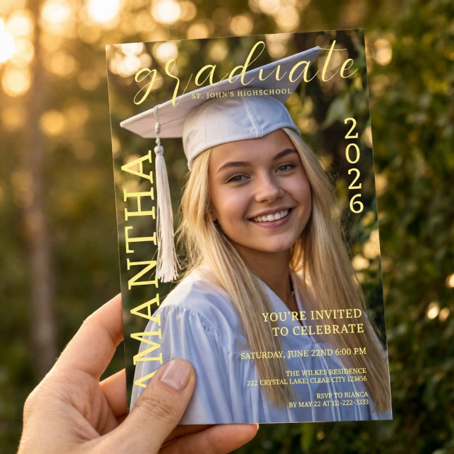 Invitación de Foto de Graduación Moderna (Modern photo graduation design with a clean magazine-style layout and elegant gold text)