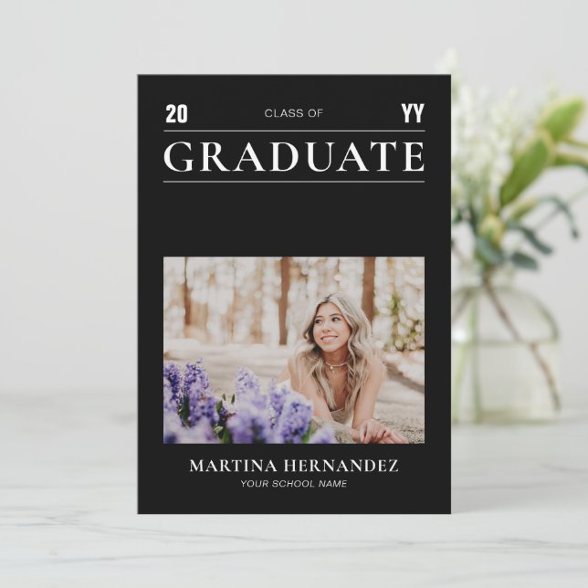 Invitación de foto de graduación negra moderna y s (Anverso de pie)