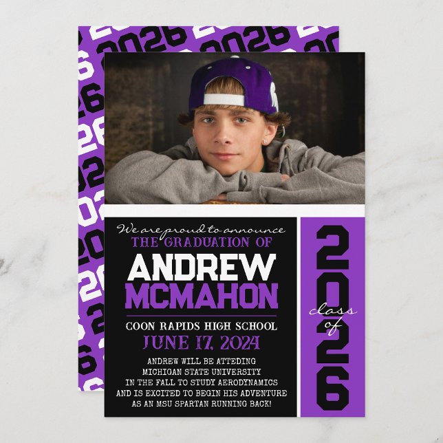 Invitación de foto de graduación negra y púrpura ( Repeating Class Year 1 & 2 Photo Graduation Invitations & Announcements)