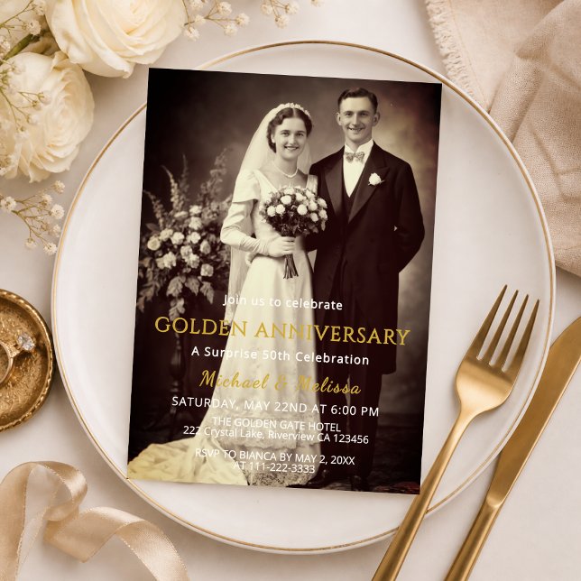 Invitación de foto elegante para aniversario de or (Elegant 50th anniversary photo invitation styled on a gold plate flat lay)