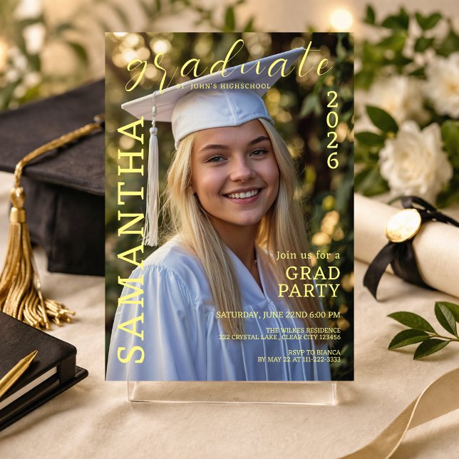Invitación de Foto para Fiesta de Graduación Moder (Elegant graduation invite with soft gold tones and modern photo layout)