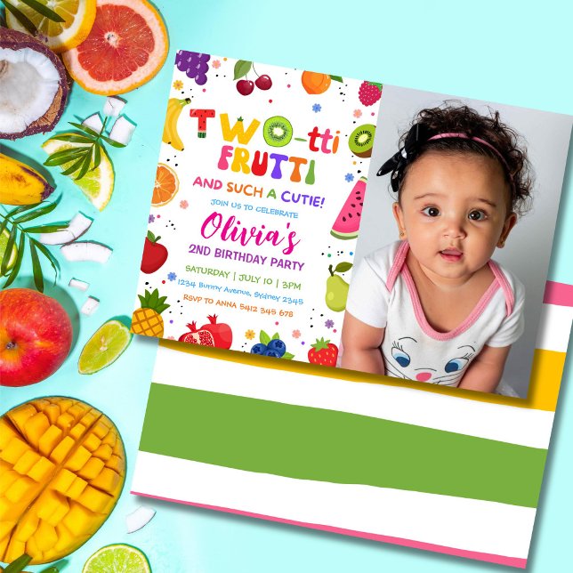Invitación de foto Two-tti Frutti, 2ND Frutas de V (Cute Twotti Frutti 2nd birthday photo invitation with colorful tropical fruit party theme.)