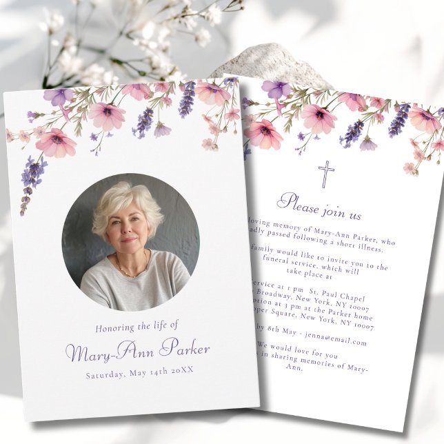 Invitación de funeral con foto "Celebración de la  (Wildflower "Celebration of Life" Photo Funeral Purple Pink Green White Invitation)