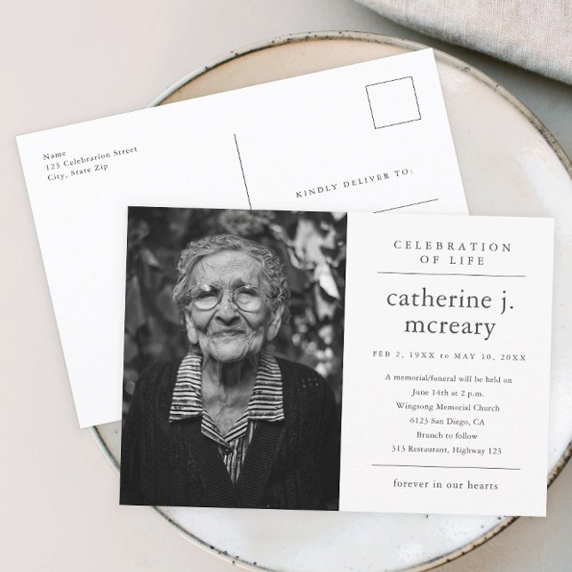 Invitación de funeral conmemorativo con foto simpl (Simple typography black and white memorial celebration of life invitation postcard.)