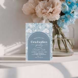 Invitación de graduación con arco floral azul polv