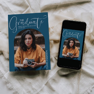 Invitación de graduación con foto arqueada de grad