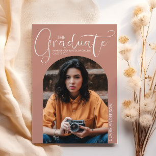 Invitación de graduación con foto arqueada de grad