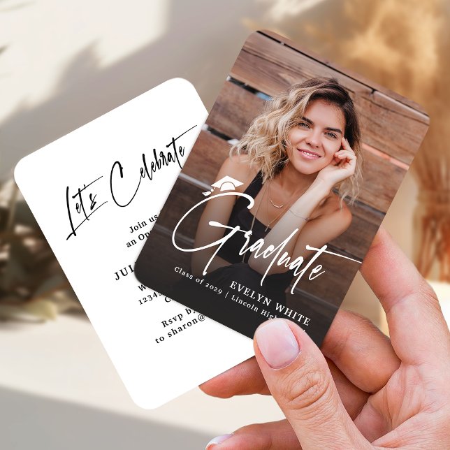 Invitación de graduación con foto de gorra de grad (Mini Grad Cap Script Photo Graduation Invite)