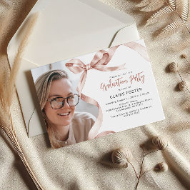 Invitación de graduación con foto y lazo beige de