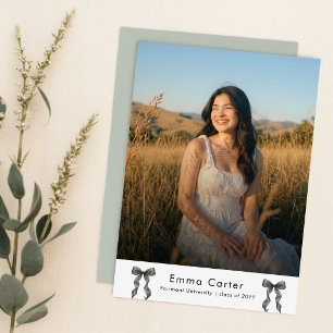 Invitación de graduación con foto y lazo negro