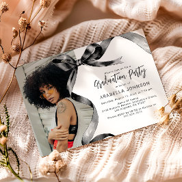 Invitación de graduación con foto y lazo negro de
