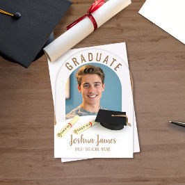 Invitación de graduación con gorra y pergamino par