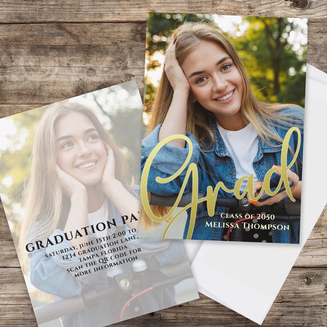 Invitación de Graduación con Letra Dorada para Fot (Graduation photo invitation with gold calligraphy script and a 2-photo template. )