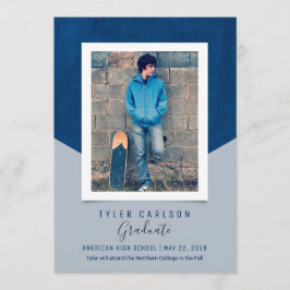 Invitación de graduación de foto de fondo inclinad