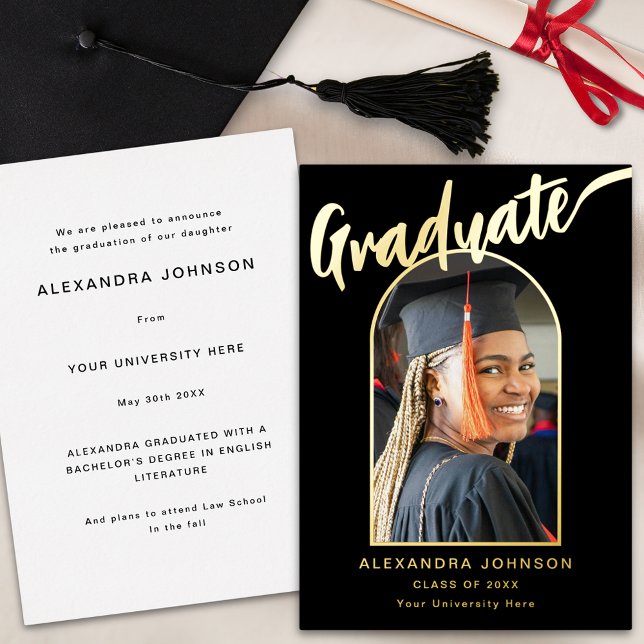 Invitación de graduación de foto de grado Oro Negr (Elegant calligraphy graduate photo black and gold foil graduation announcement card)
