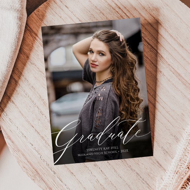 Invitación de Graduación de Guión de Elegancia Clá (Classic Elegance Script Graduation Announcement)