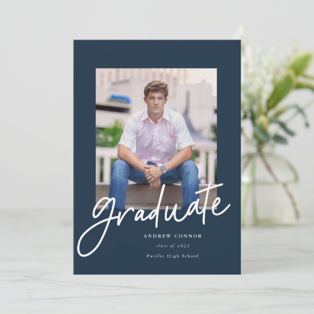 Invitación de graduación de guión moderno (Anverso de pie)