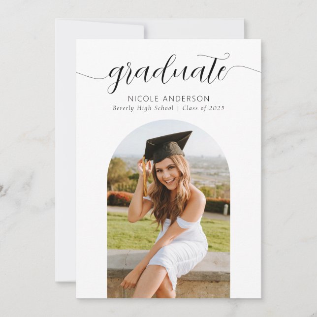 Invitación de graduación de guion moderno con arco (Anverso)