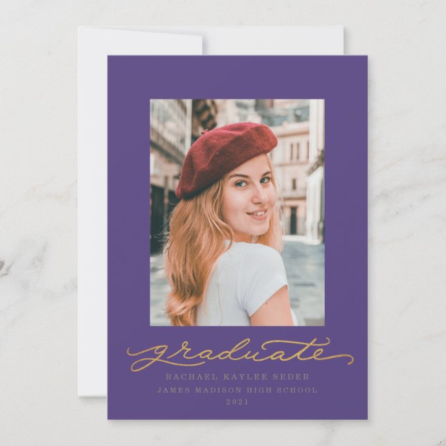 Invitación de Graduación de Guión Morado y Oro (Anverso)