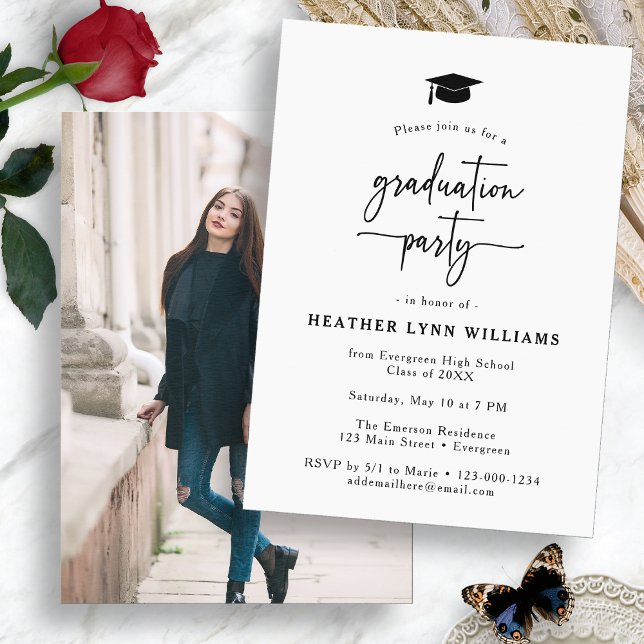 Invitación de Graduación de Letra Simple (Simple Black White Script Graduation Party Invitation with Photo by Painted Paperie
)