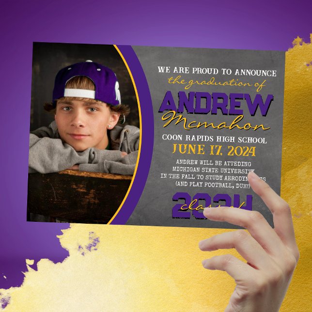 Invitación de graduación de pizarra morada y dorad (Unique 1 Photo Purple and Yellow Gold Chalkboard Graduation Announcements)
