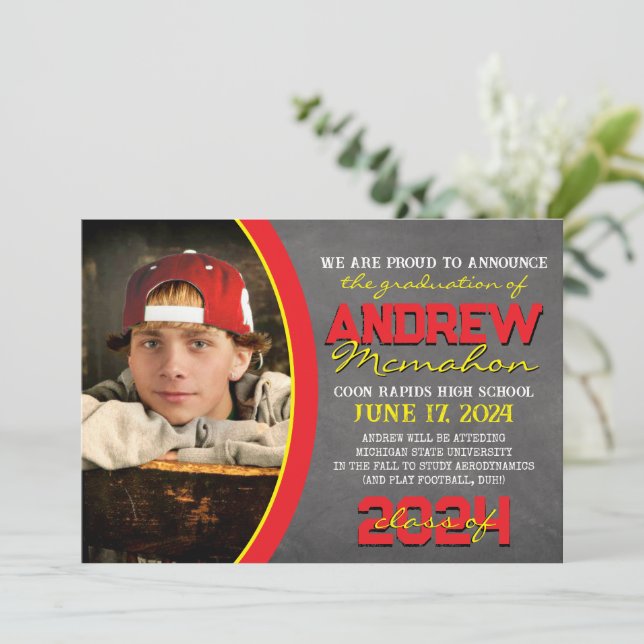 Invitación de graduación de pizarra roja y amarill (Anverso de pie)
