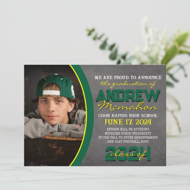 Invitación de graduación de pizarra verde y amaril (Anverso de pie)
