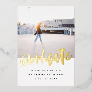 Invitación de graduación dorada con foto manuscrit